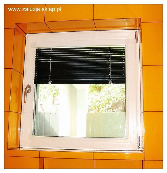 Okienna aluminiowa czarna żaluzja ( wersja zintegrowana z ramą okienną )
