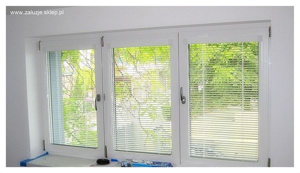 Żaluzje aluminiowe do kuchni w ozdobnej maskownicy górnej