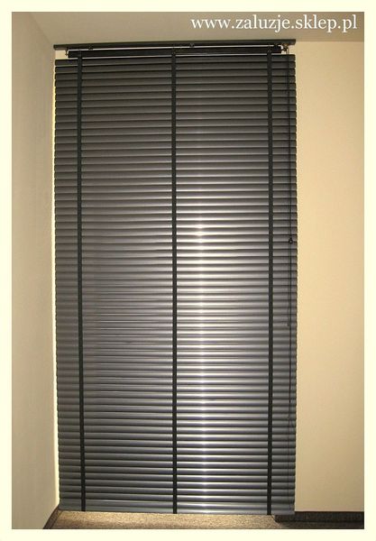 Aluminiowe żaluzje do salonu ( wersja żaluzji Retro + taśmy ozdobne )