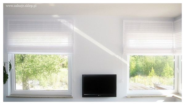 Białe rolety rzymskie do salonu ( montaż naścienny )