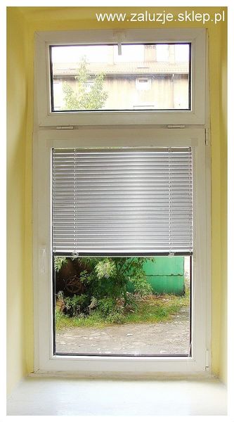 Zaluzja okienna aluminiowa na oknie PCV