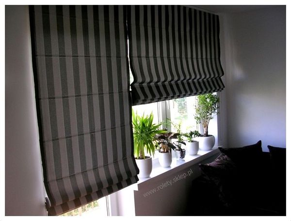 Ciemne rolety rzymskie w pasy ( montaż naścienny)