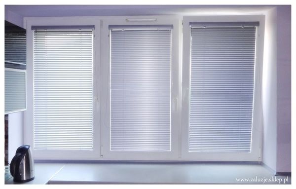 Żaluzje  termoizolacyjne z ozdobna maskownicą górną w kolorze żaluzji