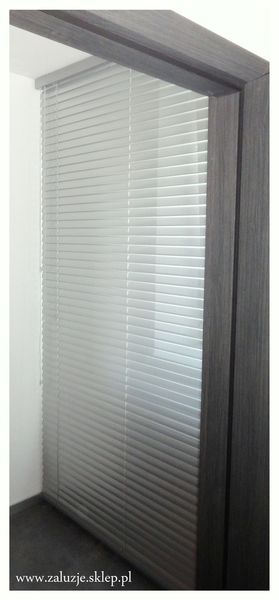 Pozioma żaluzja 50mm zakrywająca wnękę okienną