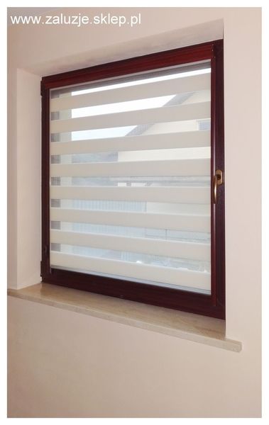 Rolety okienne Duo Akces w Będzinie, zapewniające precyzyjną kontrolę światła i elegancki design, idealne do nowoczesnych wnętrz.