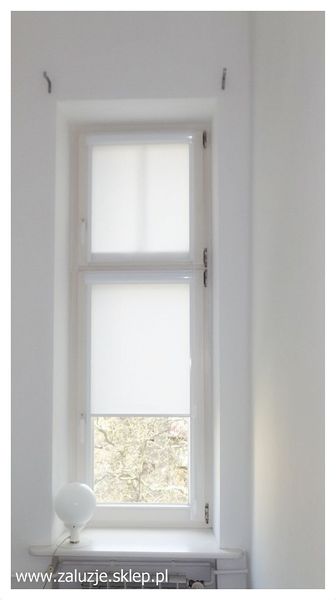 Białe Rolety Materiałowe w Kasetach z Prowadnicami