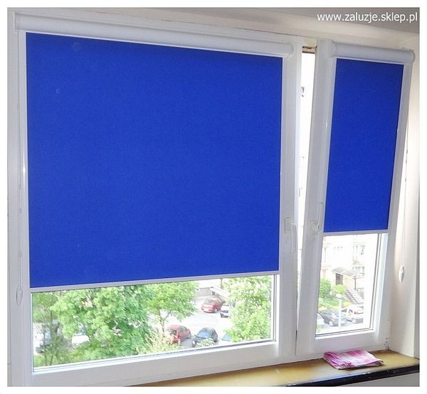 Niebieskie rolety materiałowe w kasetach z prowadnicami 