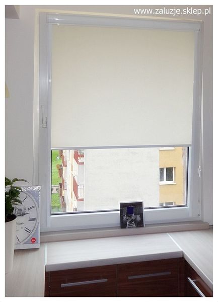 Estetyka i funkcjonalność - roleta kuchenna, elegancka ochrona w wilgotnych warunkach kuchni, zachowująca praktyczny styl.
