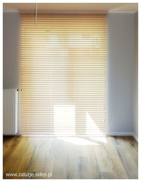 Żaluzja bambusowa z górną maskownicą.