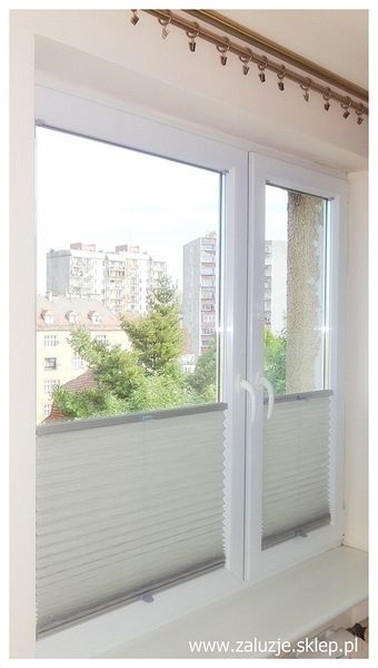 Plisy materiałowe w kolorze szarym.
