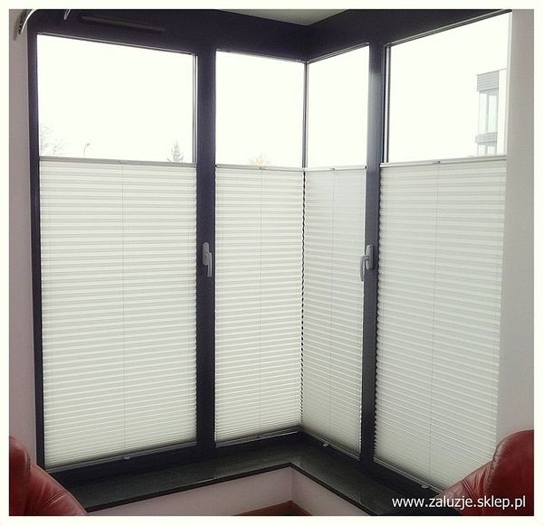 Plisy materiałowe przy oknach narożnych.