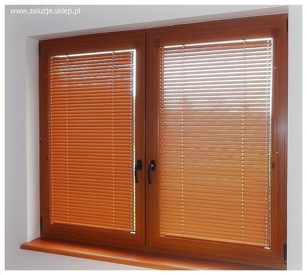 Żaluzja, drewniana, płaski mechanizm, regulacja, światło, prywatność, trwałość, elegancja, funkcjonalność, naturalny, dekoracja, okno, wnętrze.