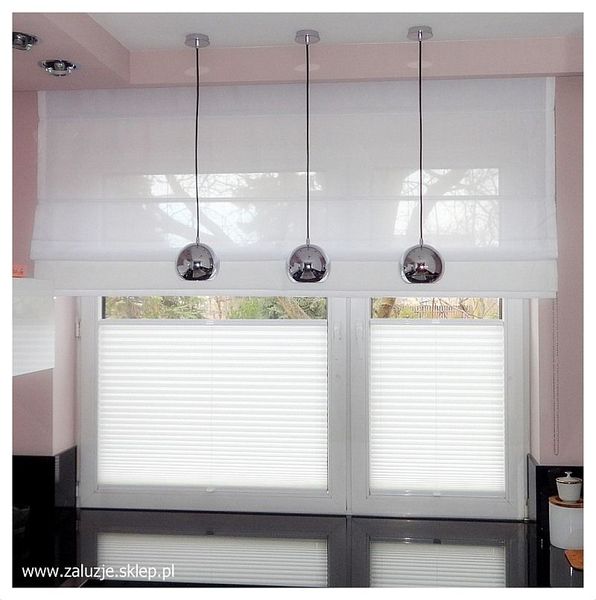 Plisy materiałowe i roleta rzymska - regulacja światła i styl w Twoim wnętrzu.