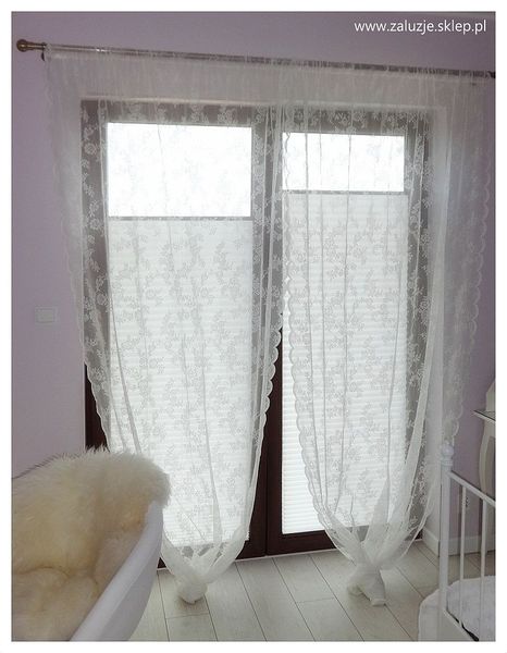 Białe zasłony plisowane do salonu