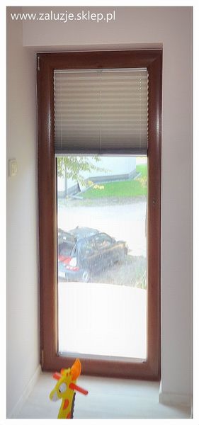 Szare plisy z montażem