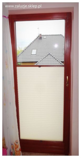Brązowa plisa okienna na balkon