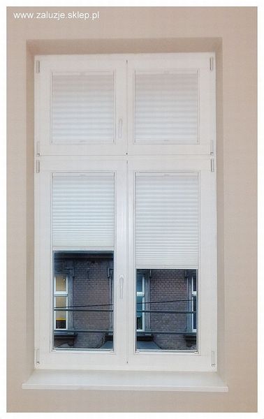 Białe plisy okienne