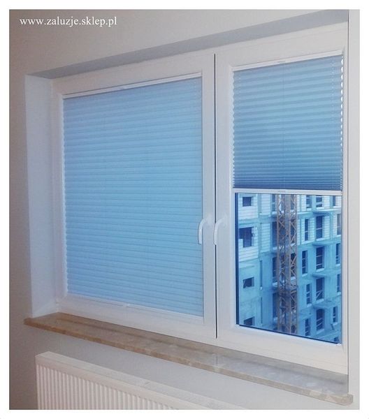 Błękitne plisy materiałowe