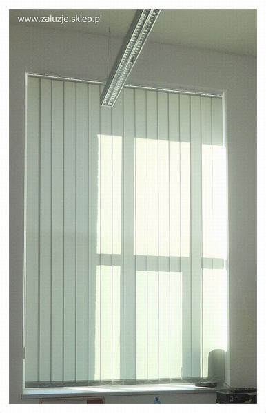 Materiałowe rolety do biura