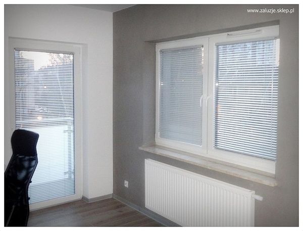 Aluminiowe żaluzje na okno balkonowe