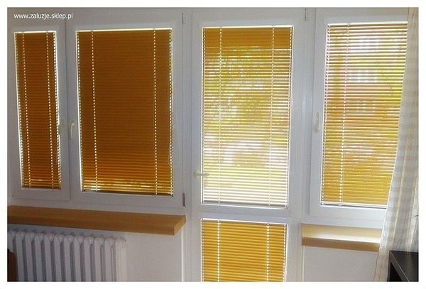 Żaluzje aluminiowe na okno balkonowe