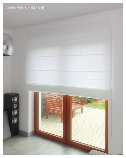 Biała roleta rzymska