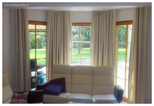 Kremowe zasłony na duże okno