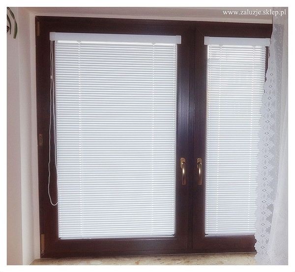 Żaluzje aluminiowe na okno PCV