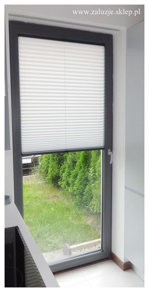 Biała plisa na okno PCV