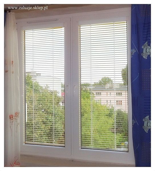 Aluminiowe żaluzje na okno PCV