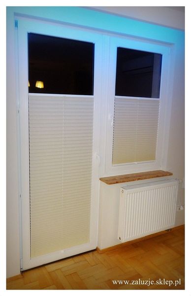 Ochrona prywatności i regulacja światła - kremowe plisy idealne do wielu wnętrz.