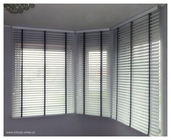 Żaluzje naścienne aluminiowe oferują nowoczesny design i trwałość, idealne do każdego wnętrza, zapewniając kontrolę nad światłem i prywatnością.