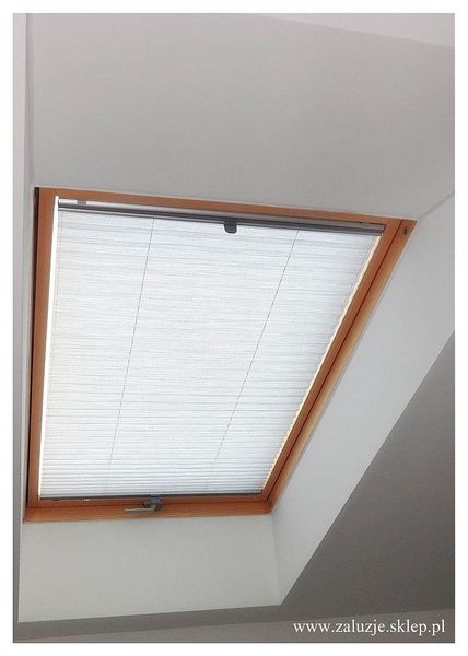 AKCES oferuje plisy z różnorodnymi tkaninami, zapewniającymi elegancję i prywatność.