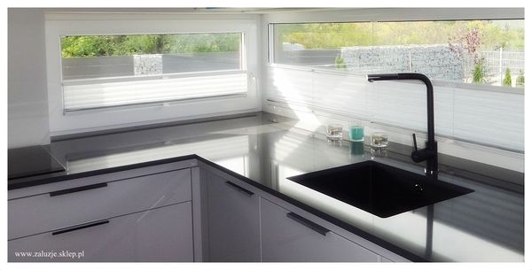 Białe plisy kuchenne - eleganckie, funkcjonalne i idealne do kuchni. Zapewniają prywatność i kontrolę nad światłem. Doskonale pasują do różnych stylów wnętrzowych.