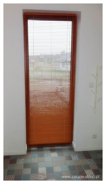 Żaluzja Drewniana - Eleganckie Rozwiązanie dla Drzwi Balkonowych