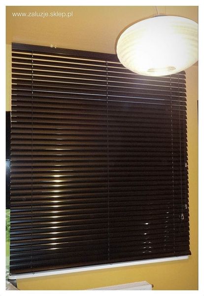 Czarna żaluzja aluminiowa 