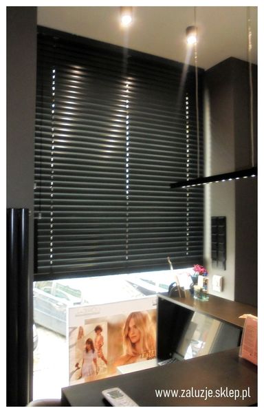 Funkcjonalna żaluzja aluminiowa 50 mm. Regulacja światła i trwałość. #Żaluzja #aluminiowa #50mm