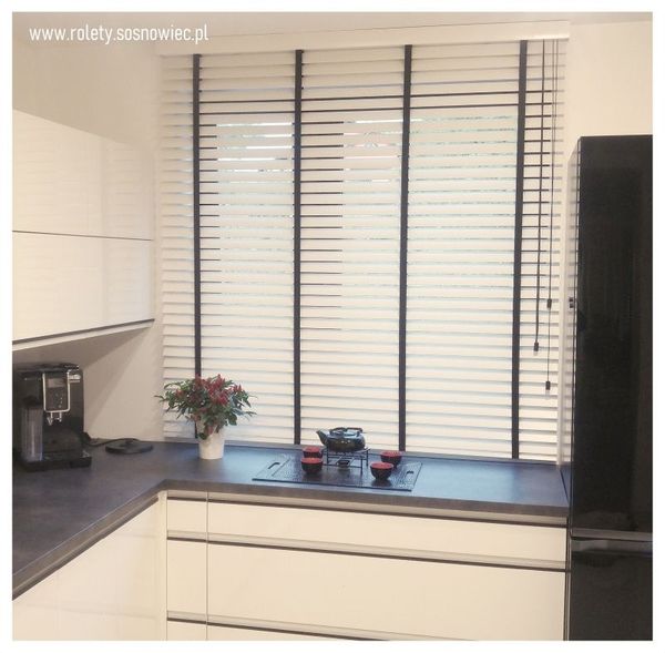 Kuchenne żaluzje na wymiar Akces - funkcjonalność i estetyka w Twojej kuchni. Precyzyjne dopasowanie i regulacja światła.