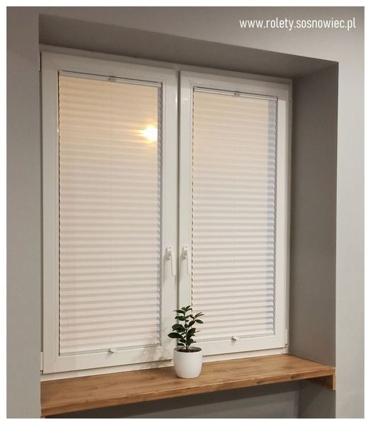 Plisy okienne na wymiar Akces - funkcjonalność i elegancja w jednym.