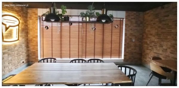 Dodaj naturalnego uroku i elegancji do swojego wnętrza żaluzjami drewnianymi o szerokości 50 mm