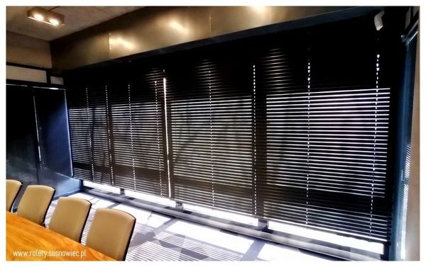 Profesjonalne Żaluzje Aluminiowe dla Twojej Sali Konferencyjnej.