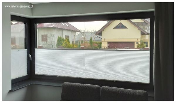 plisy, okna antracytowe, elegancja, nowoczesność, styl.