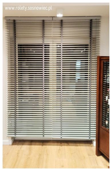 Żaluzje bambusowe na drzwiach tarasowych - naturalny i elegancki wygląd, zachowując prywatność.