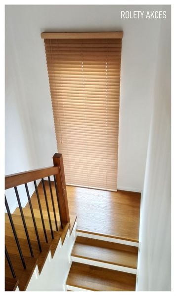 Stylowa żaluzja drewniana na drabinkach sznurkowych. Regulacja światła i elegancki wygląd. 