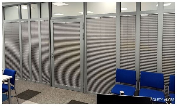 Plisy do biura od ROLETY AKCES to idealne rozwiązanie, które pozwoli Ci stworzyć profesjonalną i komfortową przestrzeń pracy. Dzięki możliwości regulacji światła i ochrony prywatności, plisy doskonale dopasują się do wymagań biurowych. Dodatkowo, ich