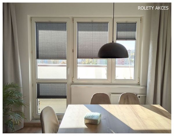 Profesjonalny montaż plisów - elegancja i funkcjonalność w Twoim wnętrzu. Rolety Akces dbają o każdy detal dla komfortu domowego