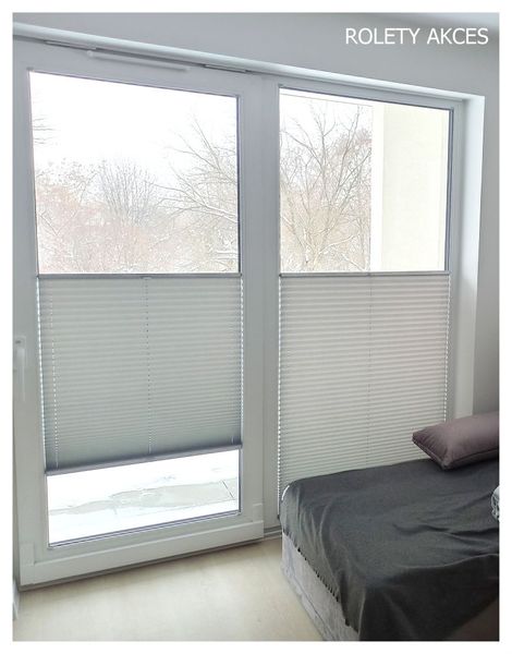 Elegancja na balkonie: szare plisy materiałowe.