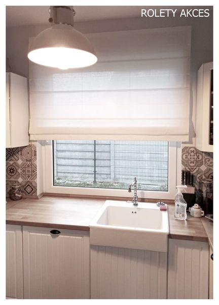 Stylowa roleta rzymska w kuchni.