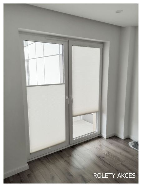 Stylowe kremowe plisy na drzwiach tarasowych - elegancja i funkcjonalność w jednym rozwiązaniu