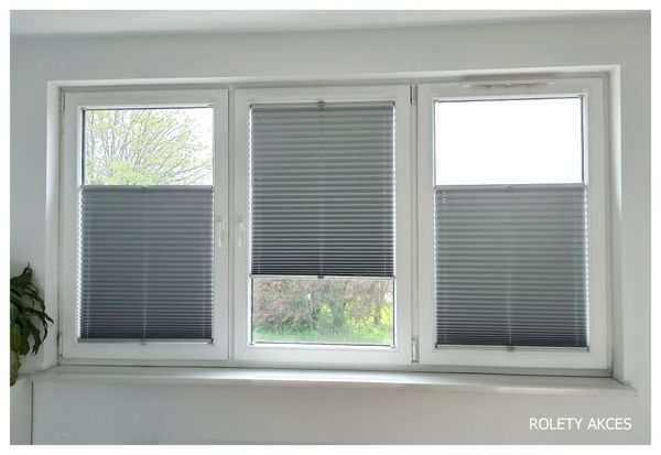Szare plisy zaciemniające zamontowane na oknach PCV